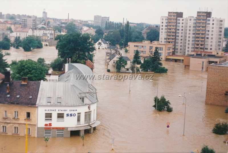 1997 (4).jpg - Povodně 1997 - Pohled ulicí od Ratibořské na ulici Partyzánskou a okolí